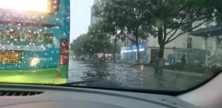 石家庄暴雨,多车被淹的背后故事 石家庄暴雨,多车被淹的背后故事